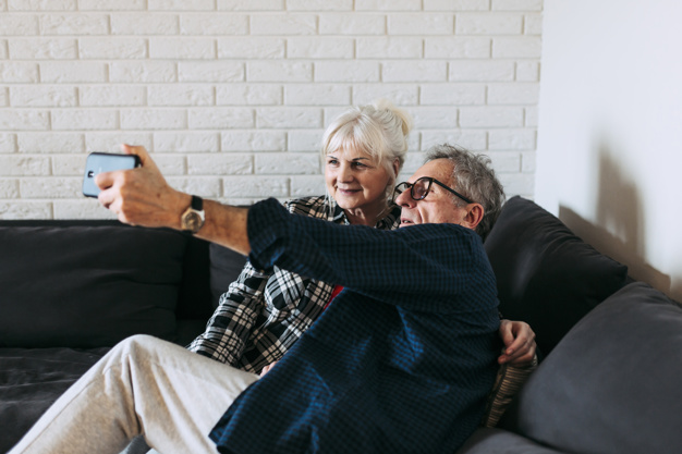 Le partage de photos et de vidéos entre grands-parents et petits-enfants